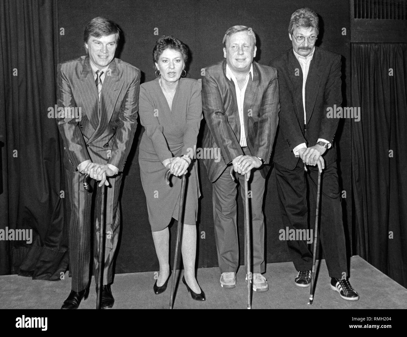 Schizzo dal programma "Wir setzen uns ab' dell'Muenchner Lach- und Schiessgesellschaft dal 1987. Da sinistra a destra: Jochen Busse, Renate Kuester, Rainer Basedow e Henning Venske. Foto Stock