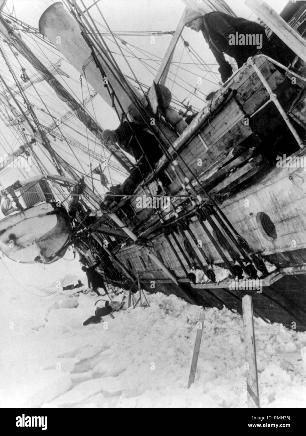 Sir Ernest Shackleton a bordo della nave shackletons l'Endurance bloccati nella formazione di ghiaccio in Antartide foto scattata 1916 Foto Stock