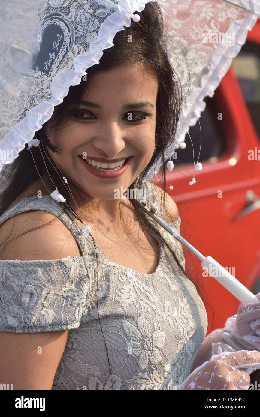 Un Bengali lady in posa con costume e periodo culturale pezzi nella parte anteriore del 1947 Hillman auto con 10 cv e motore a 4 cilindri. WBC 6777 India Foto Stock