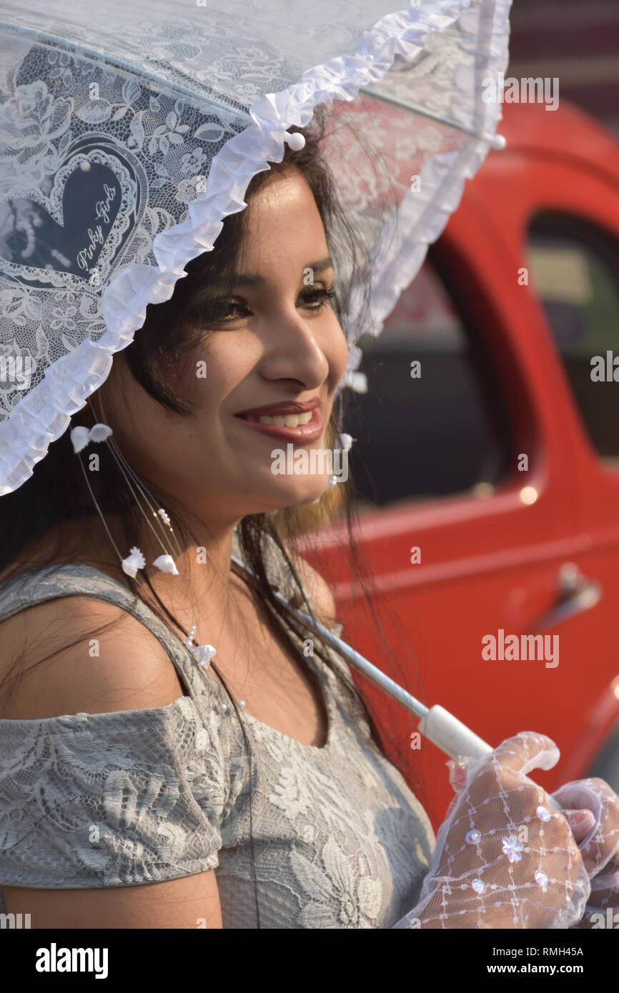 Un Bengali lady in posa con costume e periodo culturale pezzi nella parte anteriore del 1947 Hillman auto con 10 cv e motore a 4 cilindri. WBC 6777 India Foto Stock