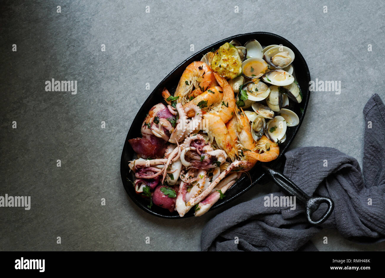 Piastra con octopus, ostriche e gamberetti igienico Foto Stock