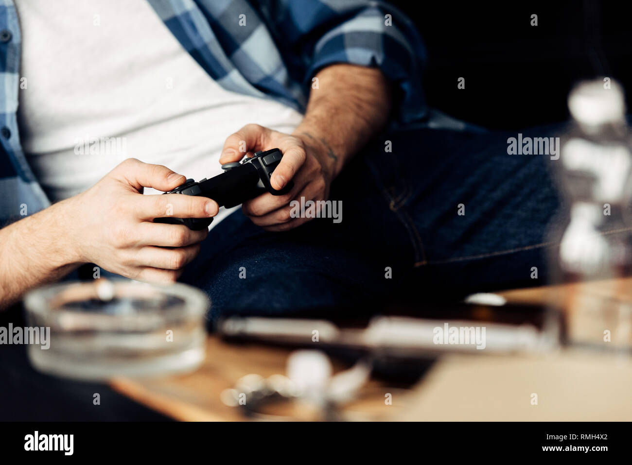 Vista ritagliata dell uomo la riproduzione di video gioco a casa Foto Stock