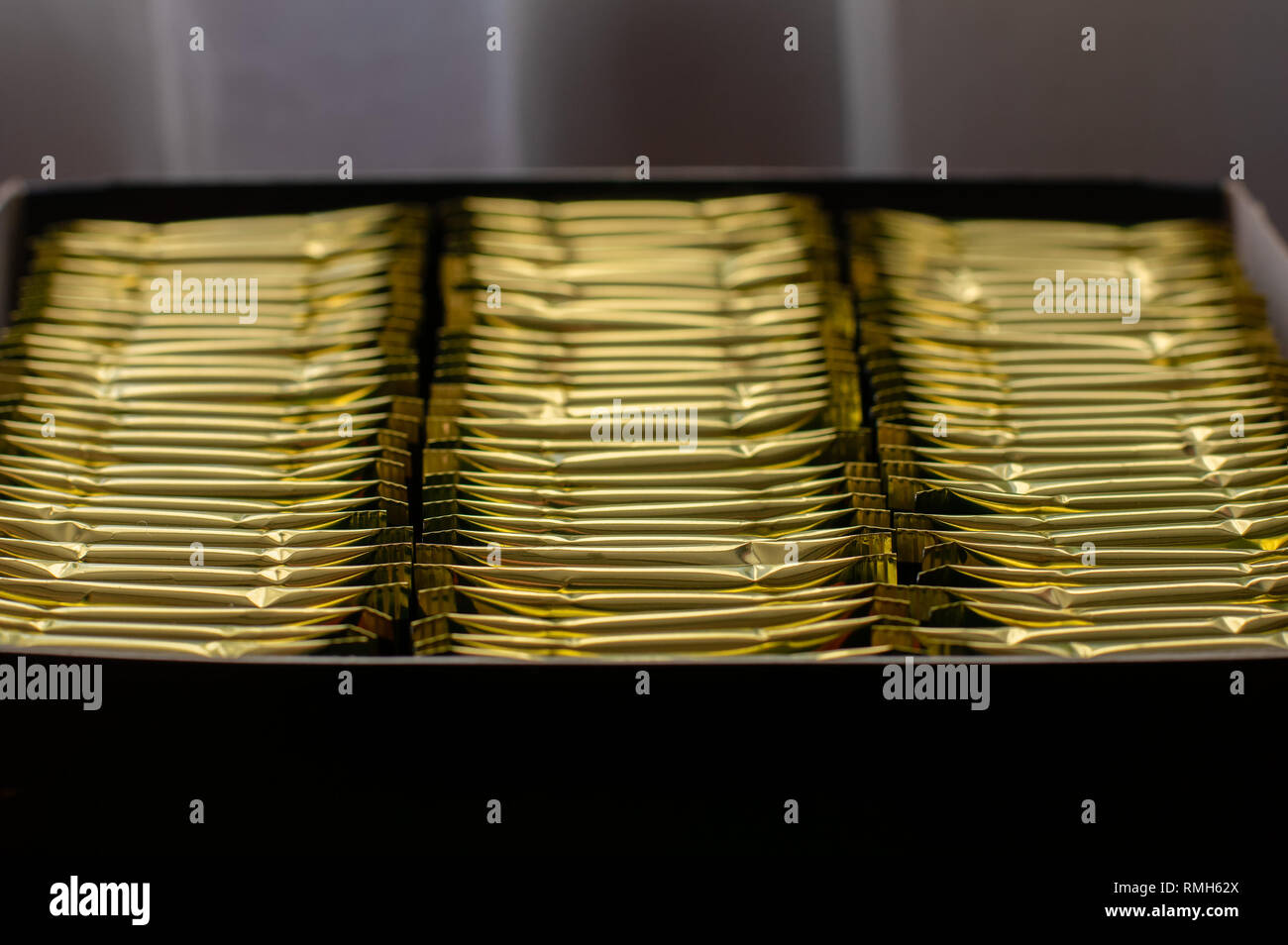 Bustine di tè. Bustine di tè sono confezionate in carta stagnola. Scatola con bustine di tè. Foto Stock