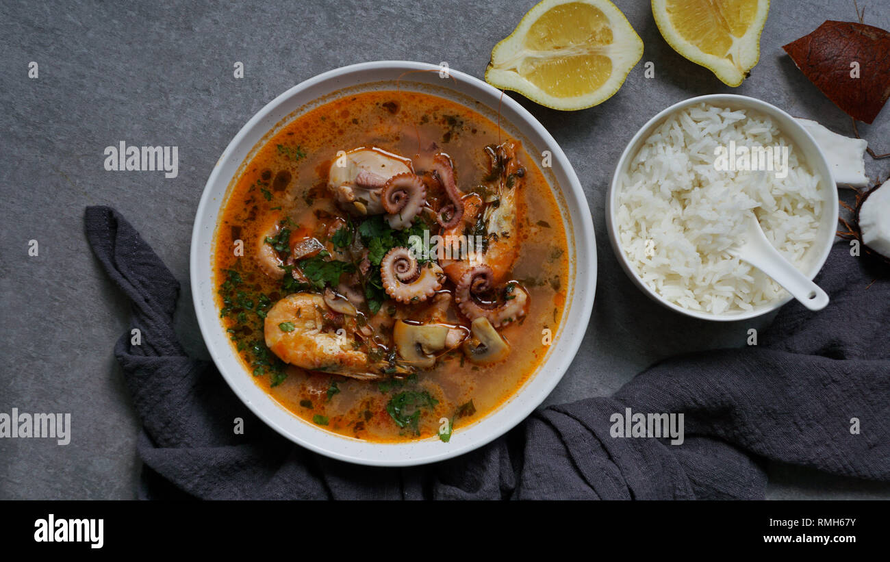 Zuppa di polpo e gamberetti in prossimità di riso e limone Foto Stock