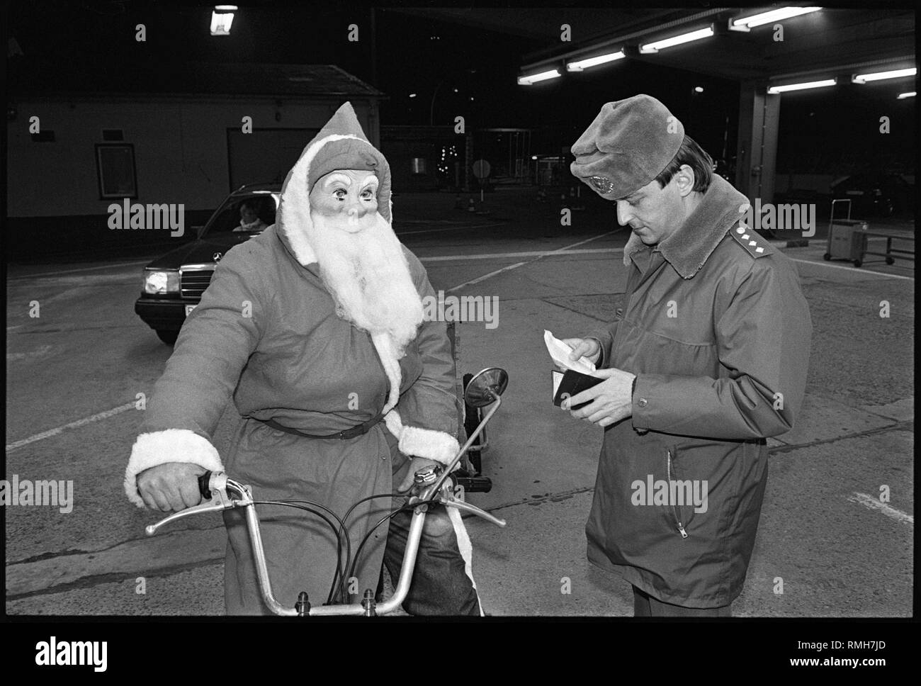Il viaggiare senza visto per la Germania Occidentale tra la RDT e la RFT divenne possibile dal 24 dicembre 1989, dopo difficili negoziati di governo. Il minimo obbligo di scambio alla frontiera è anche non necessario. Passaporto e i controlli doganali sono tuttora effettuate dalle autorità della RDT. Anche i viaggiatori di affari sono soggette a questa regola. La foto è stata scattata alla vigilia di Natale all'interno-confine di stato attraversamento Heinrich-Heine-Strasse a Kreuzberg. Foto Stock