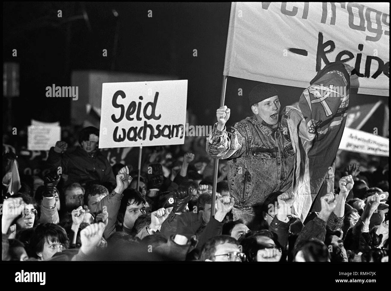 Alla guerra sovietica Memorial nel distretto di Treptow di Berlino con sconosciuti hanno spruzzato anti-sovietico e slogan fascista. Il 3 gennaio 1990 la SED-PDS chiamato per una manifestazione contro il neo-nazi attività nella RDT. La domanda per un GDR protezione costituzionale è anche forte. Gli autori del smearings non sono mai stati identificati. Foto Stock