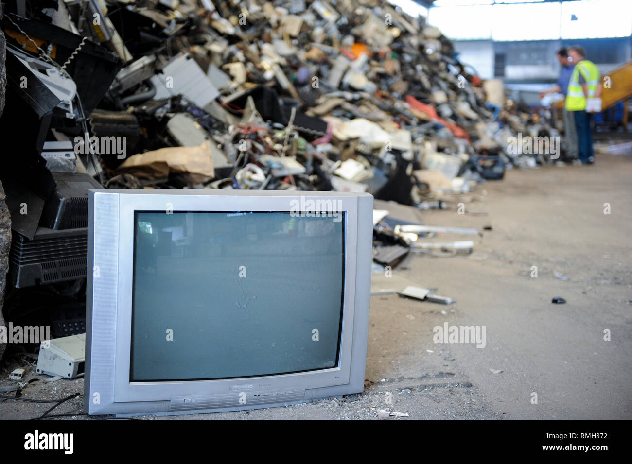 Germania, Amburgo, riciclo dei rottami di elettronica e vecchi beni di consumo presso la società TCMG, il Cestino viene raccolto dai rifiuti urbani il sistema di smaltimento e di elaborati e separati qui dopo i metalli come il rame e la plastica per ulteriore riciclaggio e riutilizzo a norma di legge non è consentito esportare e-rottami in Africa e in altri paesi Foto Stock