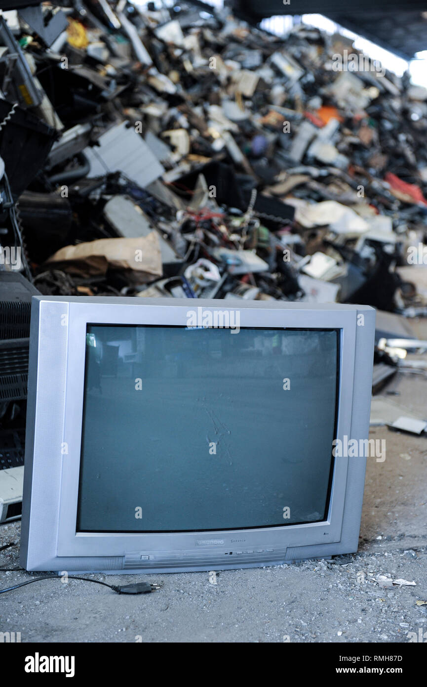 Germania, Amburgo, riciclo dei rottami di elettronica e vecchi beni di consumo presso la società TCMG, il Cestino viene raccolto dai rifiuti urbani il sistema di smaltimento e di elaborati e separati qui dopo i metalli come il rame e la plastica per ulteriore riciclaggio e riutilizzo a norma di legge non è consentito esportare e-rottami in Africa e in altri paesi Foto Stock
