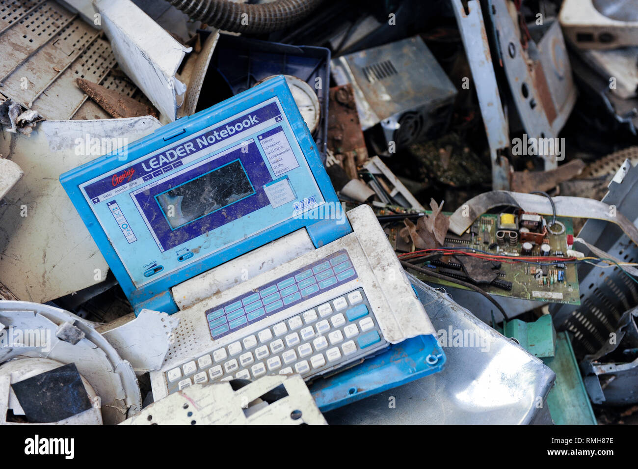 Germania, Amburgo, riciclo dei rottami di elettronica e vecchi beni di consumo presso la società TCMG, il Cestino viene raccolto dai rifiuti urbani il sistema di smaltimento e di elaborati e separati qui dopo i metalli come il rame e la plastica per ulteriore riciclaggio e riutilizzo a norma di legge non è consentito esportare e-rottami in Africa e in altri paesi Foto Stock