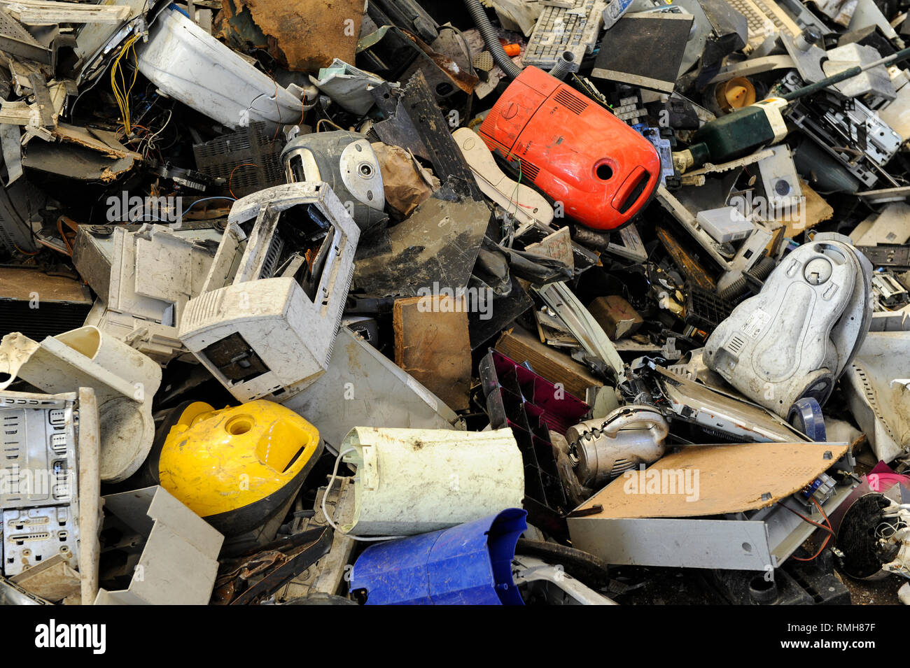 Germania, Amburgo, riciclo dei rottami di elettronica e vecchi beni di consumo presso la società TCMG, il Cestino viene raccolto dai rifiuti urbani il sistema di smaltimento e di elaborati e separati qui dopo i metalli come il rame e la plastica per ulteriore riciclaggio e riutilizzo a norma di legge non è consentito esportare e-rottami in Africa e in altri paesi Foto Stock