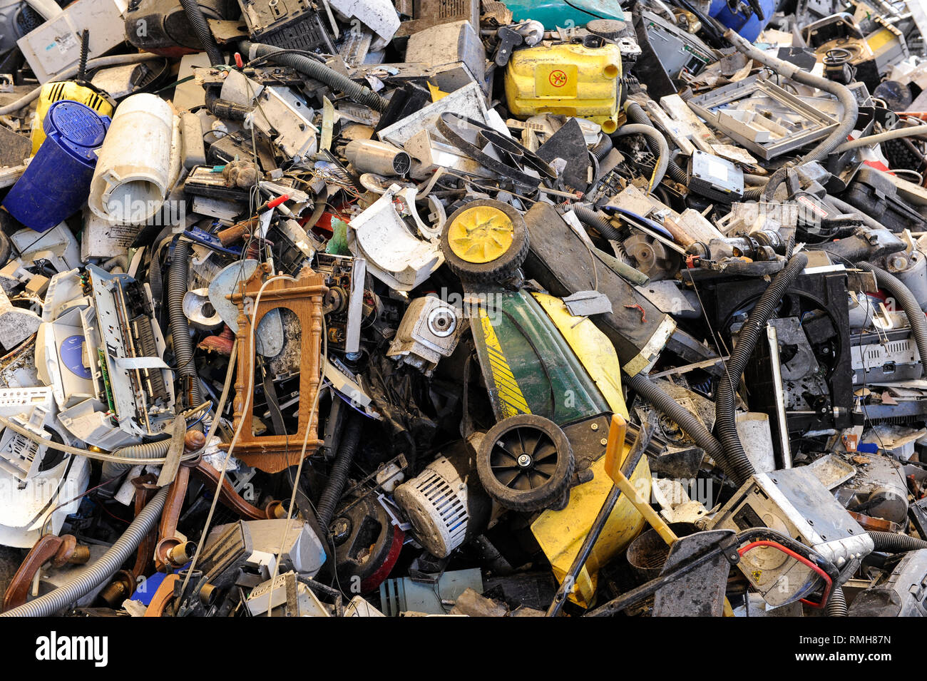 Germania, Amburgo, riciclo dei rottami di elettronica e vecchi beni di consumo presso la società TCMG, il Cestino viene raccolto dai rifiuti urbani il sistema di smaltimento e di elaborati e separati qui dopo i metalli come il rame e la plastica per ulteriore riciclaggio e riutilizzo a norma di legge non è consentito esportare e-rottami in Africa e in altri paesi Foto Stock