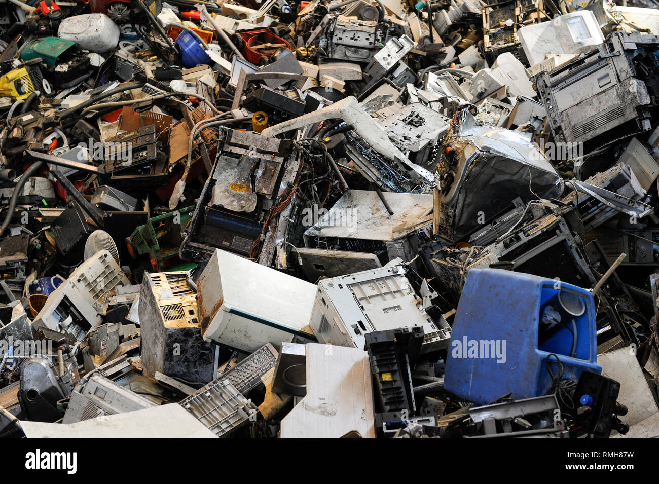 Germania, Amburgo, riciclo dei rottami di elettronica e vecchi beni di consumo presso la società TCMG, il Cestino viene raccolto dai rifiuti urbani il sistema di smaltimento e di elaborati e separati qui dopo i metalli come il rame e la plastica per ulteriore riciclaggio e riutilizzo a norma di legge non è consentito esportare e-rottami in Africa e in altri paesi Foto Stock