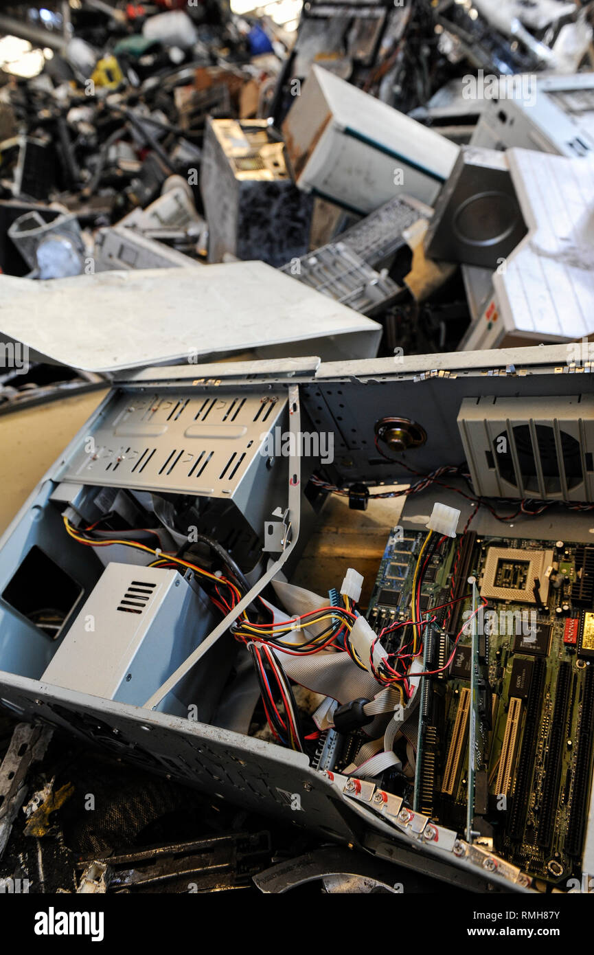 Germania, Amburgo, riciclo dei rottami di elettronica e vecchi beni di consumo presso la società TCMG, il Cestino viene raccolto dai rifiuti urbani il sistema di smaltimento e di elaborati e separati qui dopo i metalli come il rame e la plastica per ulteriore riciclaggio e riutilizzo a norma di legge non è consentito esportare e-rottami in Africa e in altri paesi Foto Stock