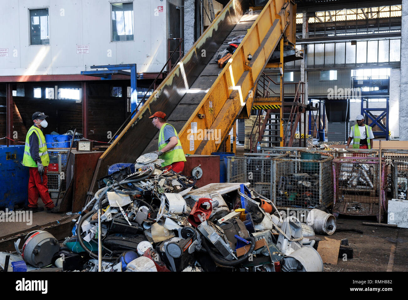 Germania, Amburgo, riciclo dei rottami di elettronica e vecchi beni di consumo presso la società TCMG, il Cestino viene raccolto dai rifiuti urbani il sistema di smaltimento e di elaborati e separati qui dopo i metalli come il rame e la plastica per ulteriore riciclaggio e riutilizzo a norma di legge non è consentito esportare e-rottami in Africa e in altri paesi Foto Stock
