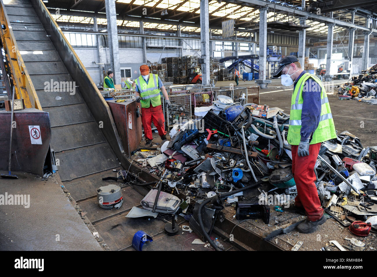 Germania, Amburgo, riciclo dei rottami di elettronica e vecchi beni di consumo presso la società TCMG, il Cestino viene raccolto dai rifiuti urbani il sistema di smaltimento e di elaborati e separati qui dopo i metalli come il rame e la plastica per ulteriore riciclaggio e riutilizzo a norma di legge non è consentito esportare e-rottami in Africa e in altri paesi Foto Stock