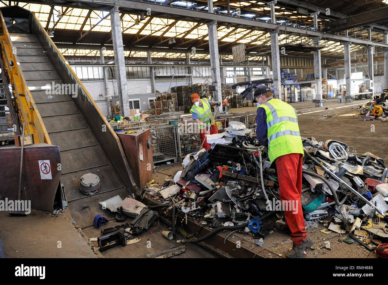 Germania, Amburgo, riciclo dei rottami di elettronica e vecchi beni di consumo presso la società TCMG, il Cestino viene raccolto dai rifiuti urbani il sistema di smaltimento e di elaborati e separati qui dopo i metalli come il rame e la plastica per ulteriore riciclaggio e riutilizzo a norma di legge non è consentito esportare e-rottami in Africa e in altri paesi Foto Stock
