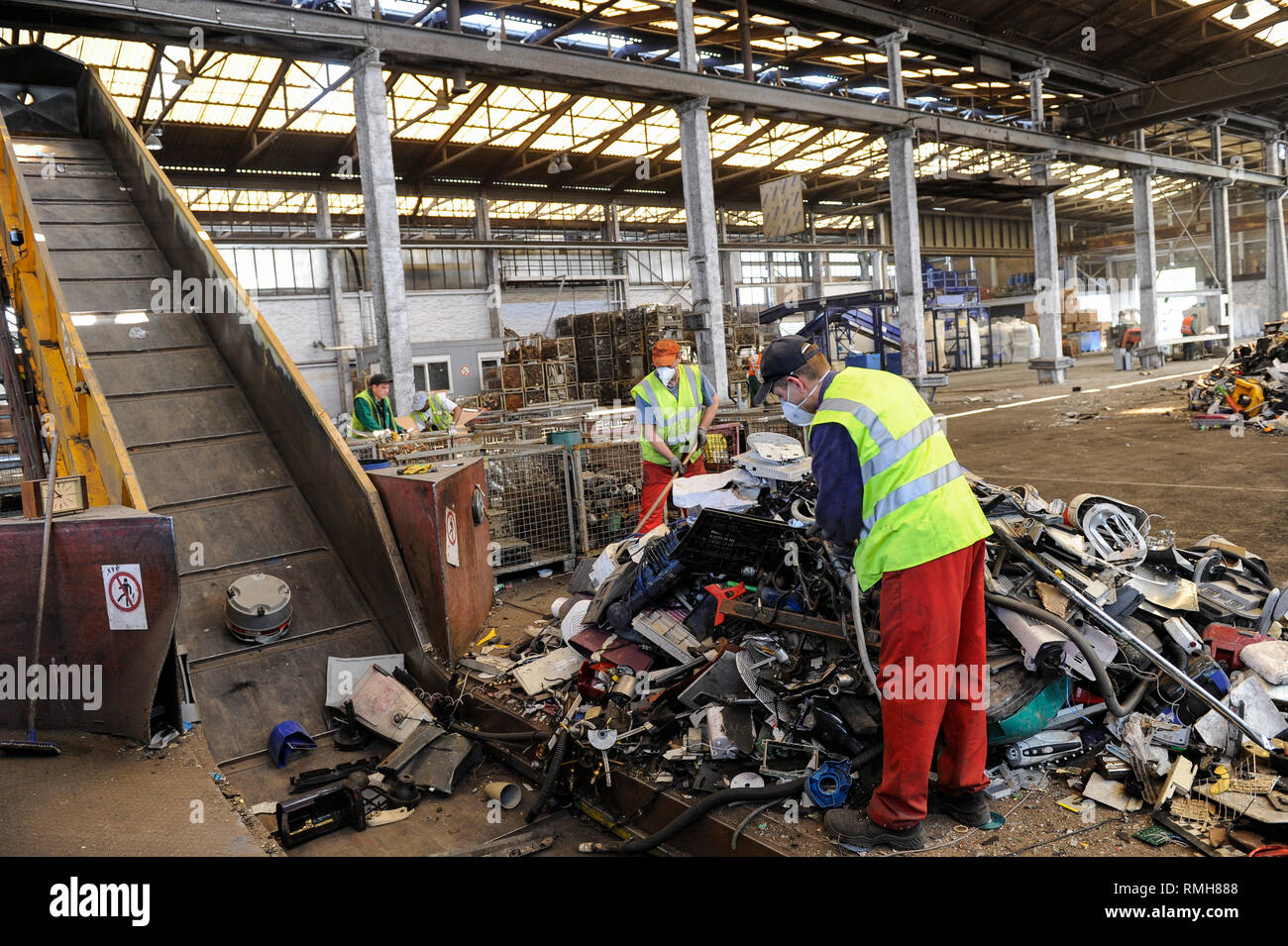 Germania, Amburgo, riciclo dei rottami di elettronica e vecchi beni di consumo presso la società TCMG, il Cestino viene raccolto dai rifiuti urbani il sistema di smaltimento e di elaborati e separati qui dopo i metalli come il rame e la plastica per ulteriore riciclaggio e riutilizzo a norma di legge non è consentito esportare e-rottami in Africa e in altri paesi Foto Stock