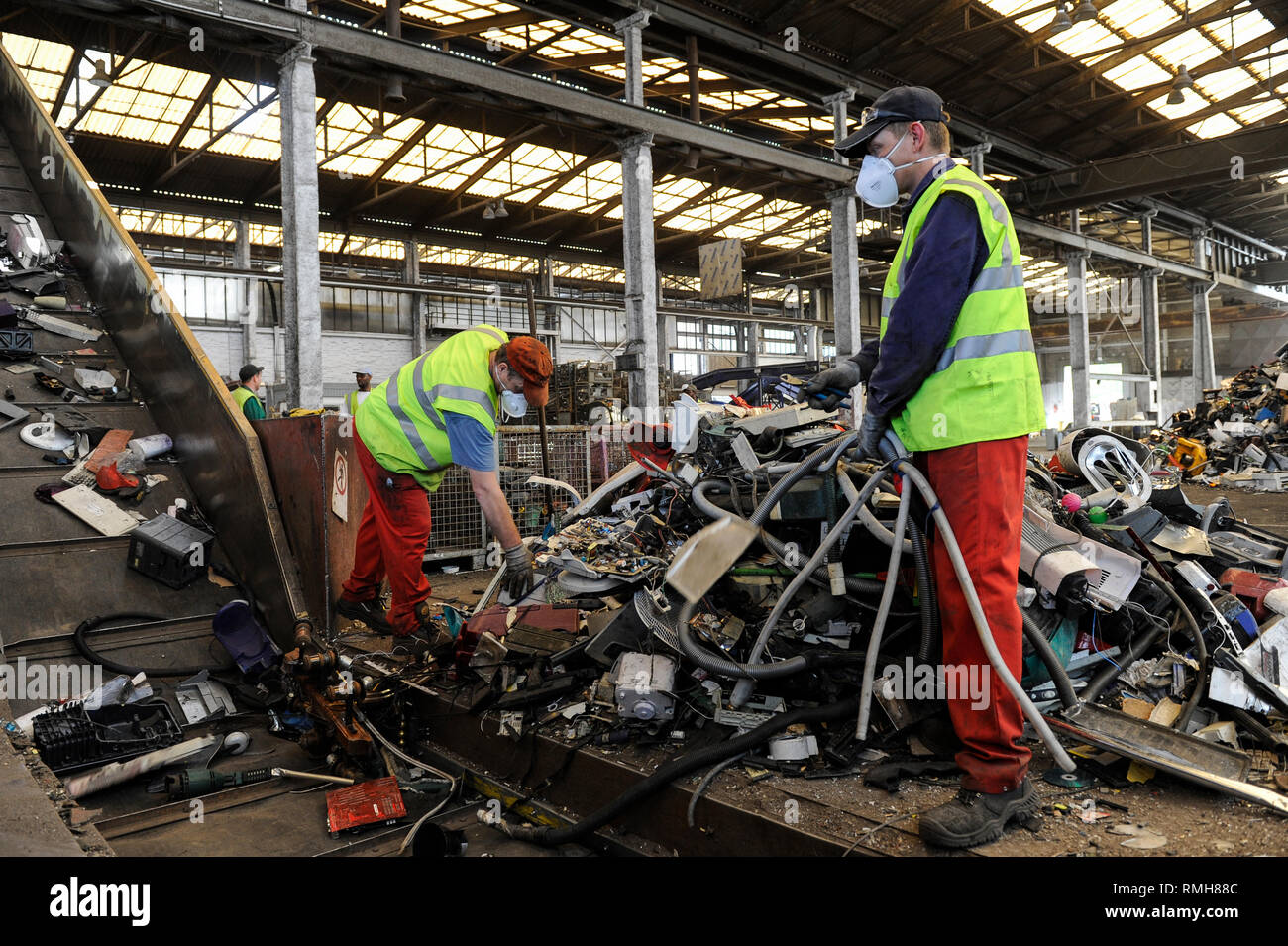 Germania, Amburgo, riciclo dei rottami di elettronica e vecchi beni di consumo presso la società TCMG, il Cestino viene raccolto dai rifiuti urbani il sistema di smaltimento e di elaborati e separati qui dopo i metalli come il rame e la plastica per ulteriore riciclaggio e riutilizzo a norma di legge non è consentito esportare e-rottami in Africa e in altri paesi Foto Stock