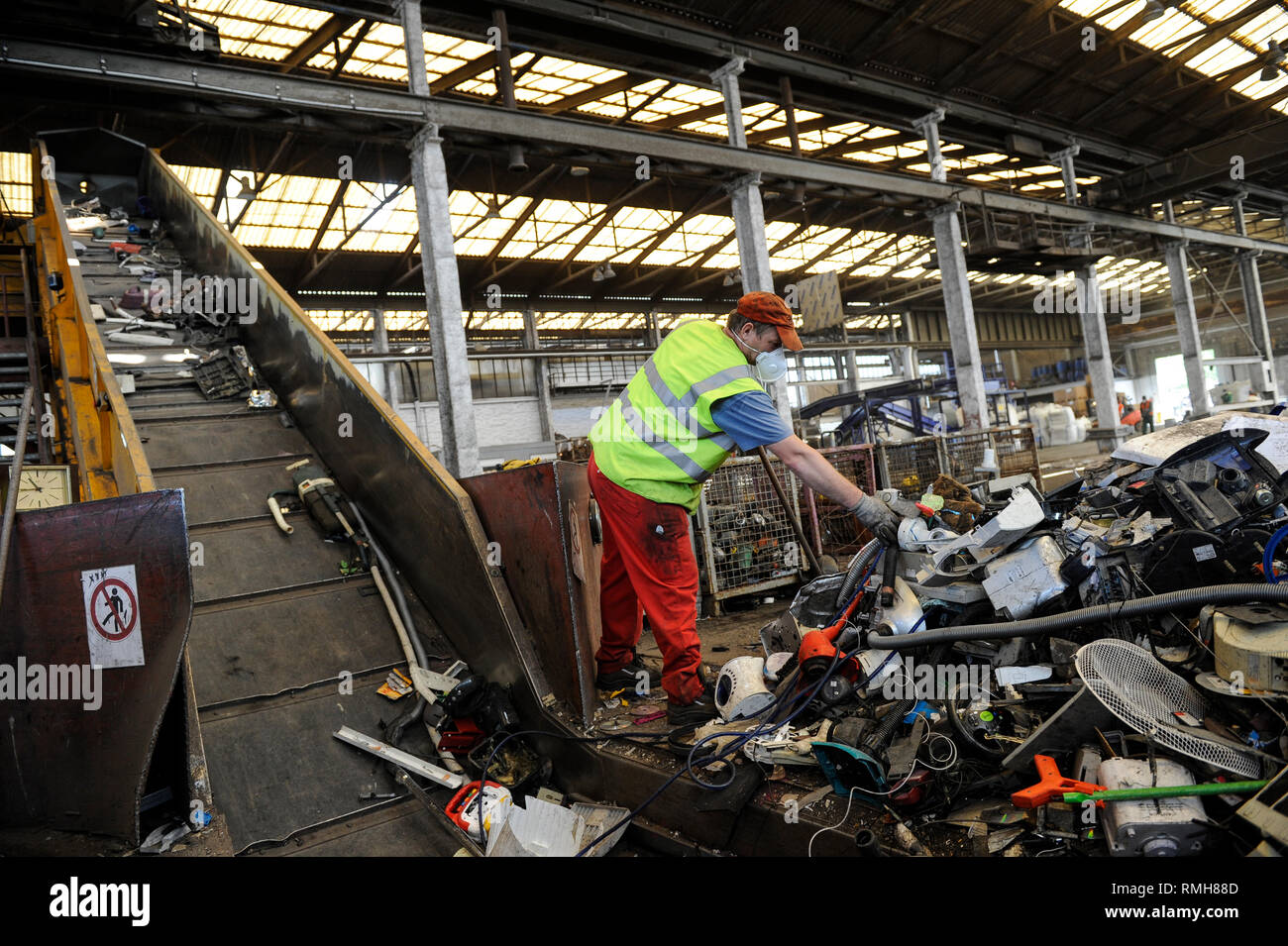 Germania, Amburgo, riciclo dei rottami di elettronica e vecchi beni di consumo presso la società TCMG, il Cestino viene raccolto dai rifiuti urbani il sistema di smaltimento e di elaborati e separati qui dopo i metalli come il rame e la plastica per ulteriore riciclaggio e riutilizzo a norma di legge non è consentito esportare e-rottami in Africa e in altri paesi Foto Stock