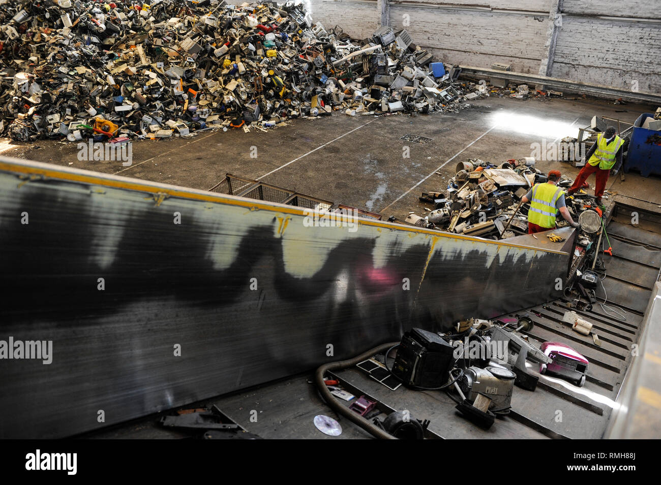 Germania, Amburgo, riciclo dei rottami di elettronica e vecchi beni di consumo presso la società TCMG, il Cestino viene raccolto dai rifiuti urbani il sistema di smaltimento e di elaborati e separati qui dopo i metalli come il rame e la plastica per ulteriore riciclaggio e riutilizzo a norma di legge non è consentito esportare e-rottami in Africa e in altri paesi Foto Stock