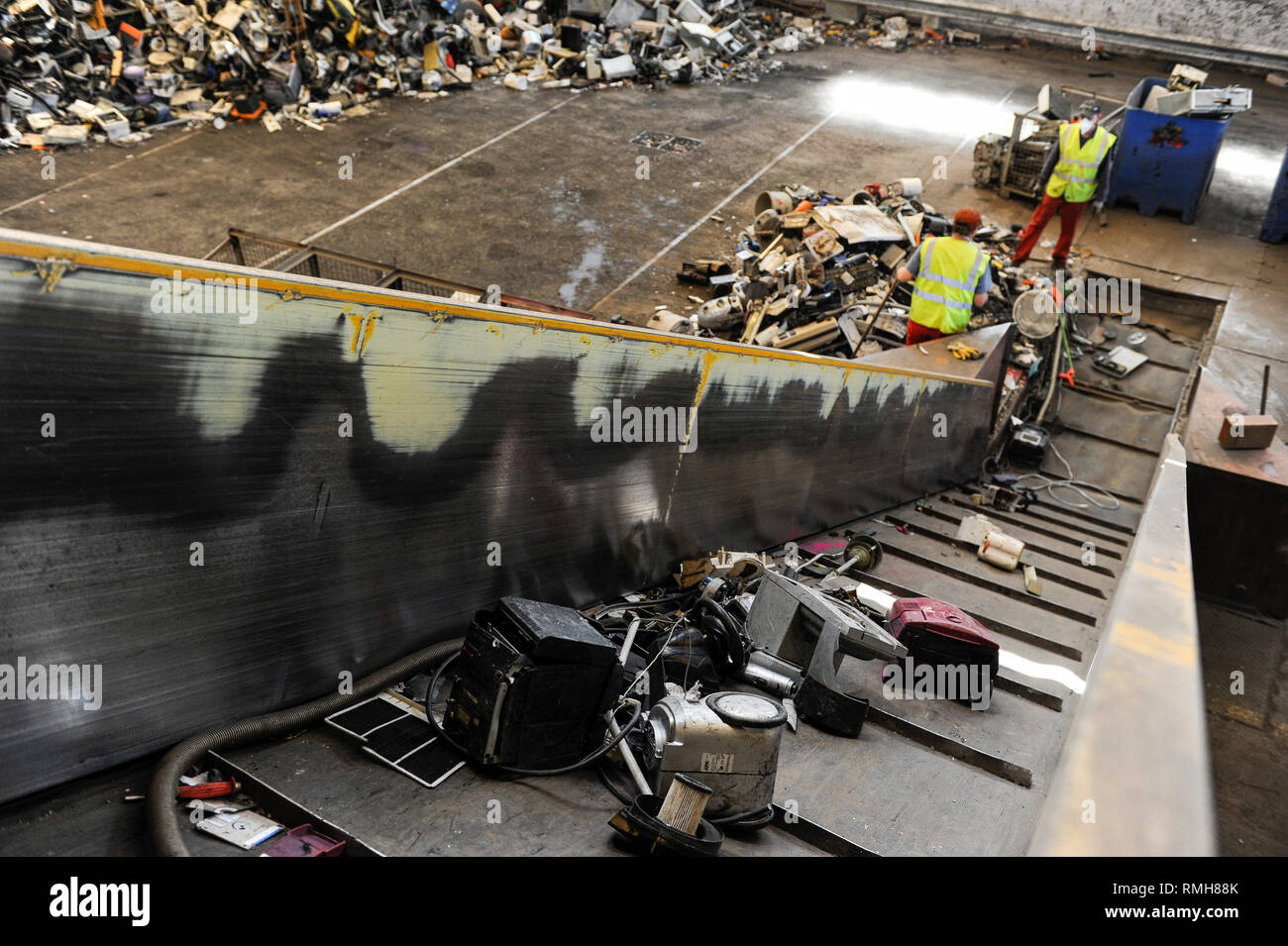 Germania, Amburgo, riciclo dei rottami di elettronica e vecchi beni di consumo presso la società TCMG, il Cestino viene raccolto dai rifiuti urbani il sistema di smaltimento e di elaborati e separati qui dopo i metalli come il rame e la plastica per ulteriore riciclaggio e riutilizzo a norma di legge non è consentito esportare e-rottami in Africa e in altri paesi Foto Stock