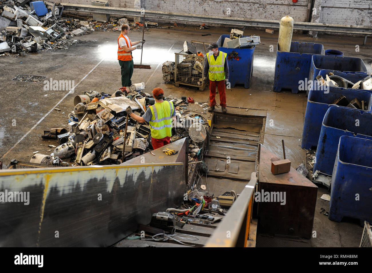 Germania, Amburgo, riciclo dei rottami di elettronica e vecchi beni di consumo presso la società TCMG, il Cestino viene raccolto dai rifiuti urbani il sistema di smaltimento e di elaborati e separati qui dopo i metalli come il rame e la plastica per ulteriore riciclaggio e riutilizzo a norma di legge non è consentito esportare e-rottami in Africa e in altri paesi Foto Stock