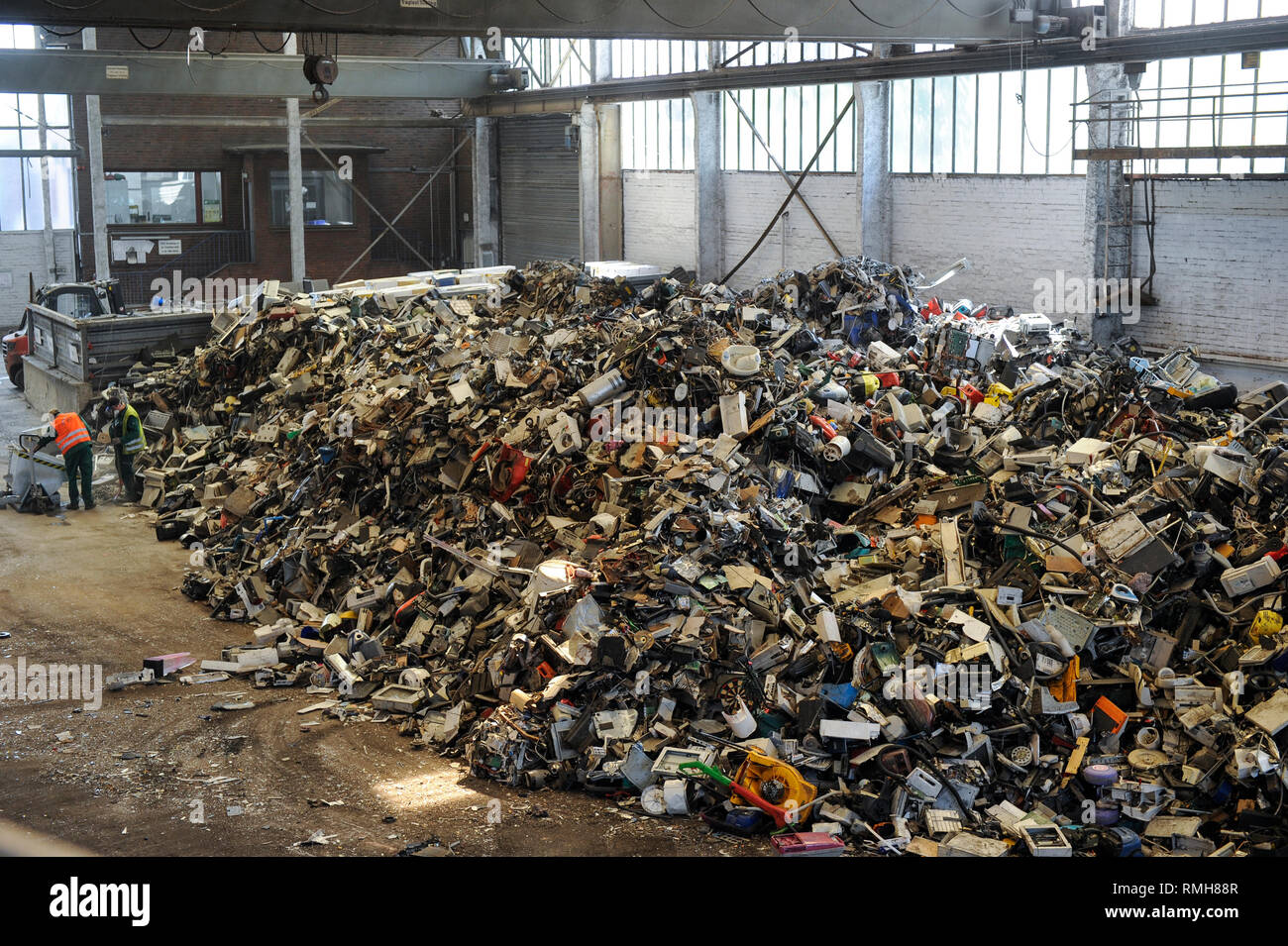 Germania, Amburgo, riciclo dei rottami di elettronica e vecchi beni di consumo presso la società TCMG, il Cestino viene raccolto dai rifiuti urbani il sistema di smaltimento e di elaborati e separati qui dopo i metalli come il rame e la plastica per ulteriore riciclaggio e riutilizzo a norma di legge non è consentito esportare e-rottami in Africa e in altri paesi Foto Stock
