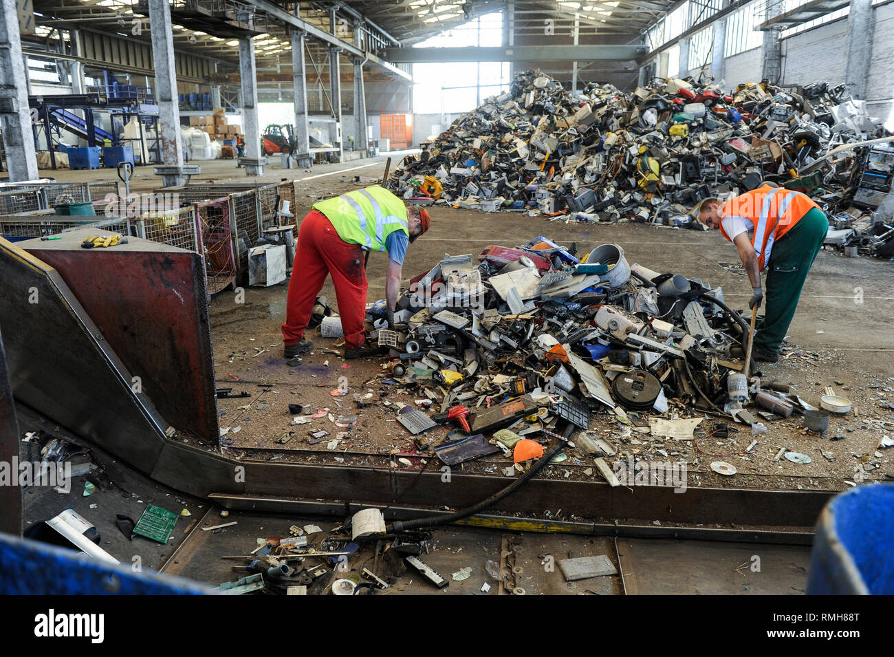 Germania, Amburgo, riciclo dei rottami di elettronica e vecchi beni di consumo presso la società TCMG, il Cestino viene raccolto dai rifiuti urbani il sistema di smaltimento e di elaborati e separati qui dopo i metalli come il rame e la plastica per ulteriore riciclaggio e riutilizzo a norma di legge non è consentito esportare e-rottami in Africa e in altri paesi Foto Stock