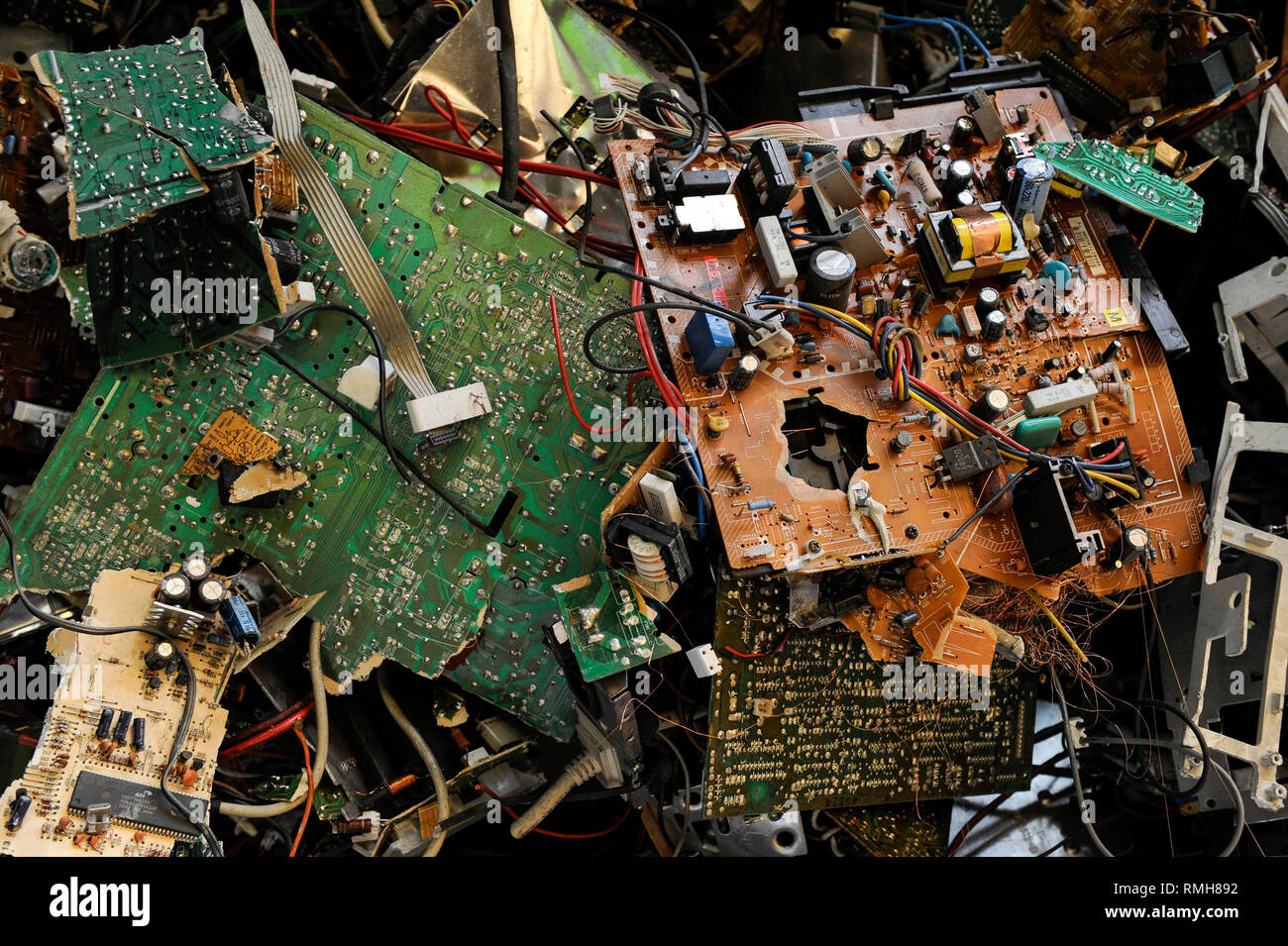 Germania, Amburgo, riciclo dei rottami di elettronica e vecchi beni di consumo presso la società TCMG, il Cestino viene raccolto dai rifiuti urbani il sistema di smaltimento e di elaborati e separati qui dopo i metalli come il rame e la plastica per ulteriore riciclaggio e riutilizzo a norma di legge non è consentito esportare e-rottami in Africa e in altri paesi Foto Stock