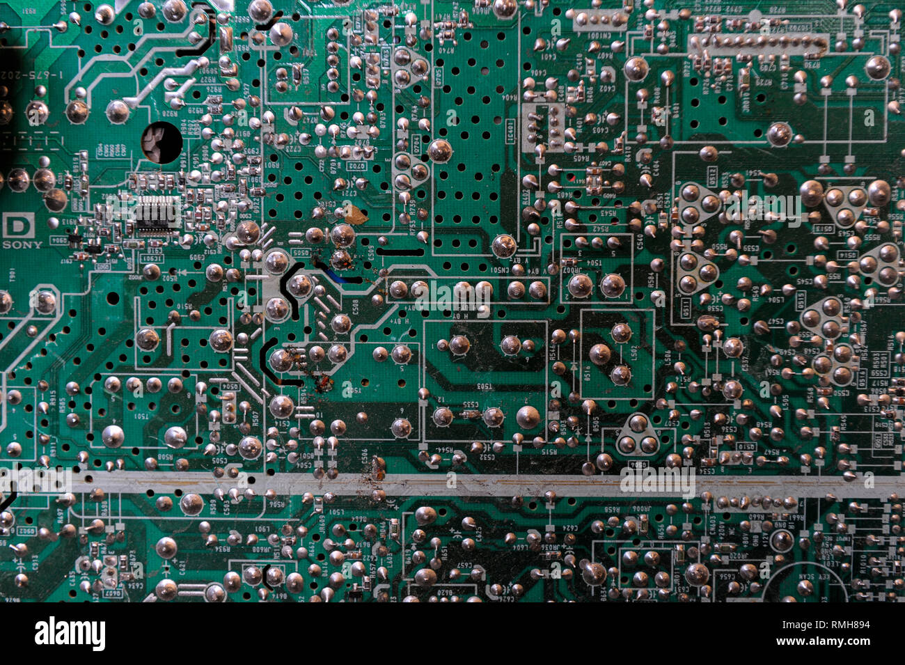 Germania, Amburgo, riciclo dei rottami di elettronica e vecchi beni di consumo presso la società TCMG, il Cestino viene raccolto dai rifiuti urbani il sistema di smaltimento e di elaborati e separati qui dopo i metalli come il rame e la plastica per ulteriore riciclaggio e riutilizzo a norma di legge non è consentito esportare e-rottami in Africa e in altri paesi Foto Stock