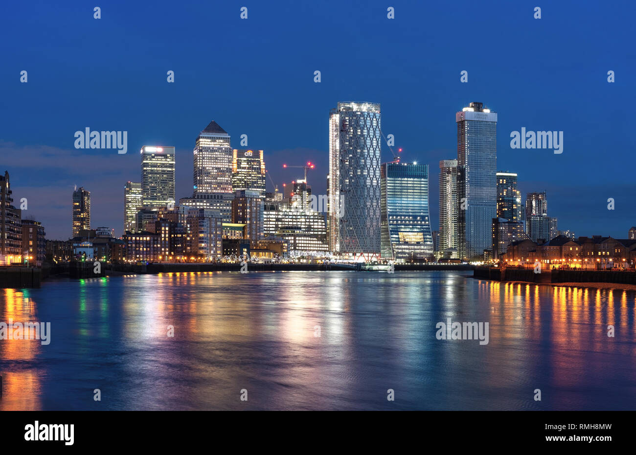Canary Wharf, Londra, Relecting nel fiume Tamigi al crepuscolo Foto Stock