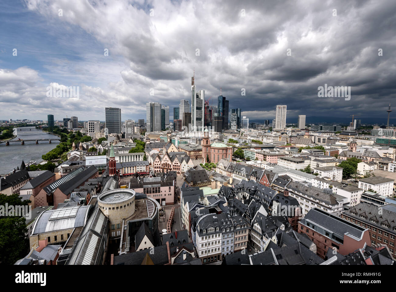 Vista aerea o la città vecchia di Francoforte e il quartiere finanziario. Germania. Foto Stock