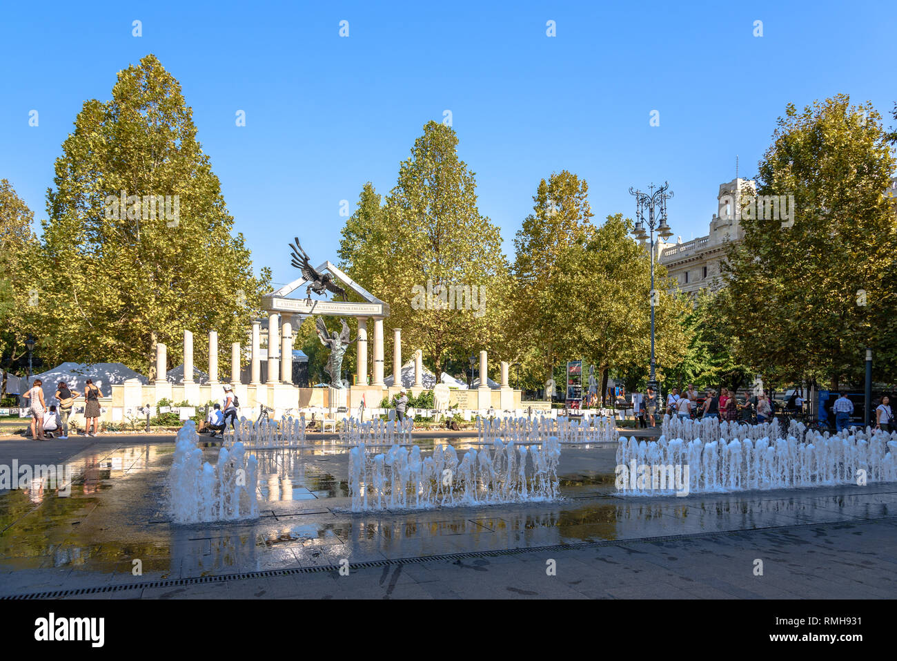 Il controverso occupazione tedesca memorial a Budapest con una fontana Foto Stock