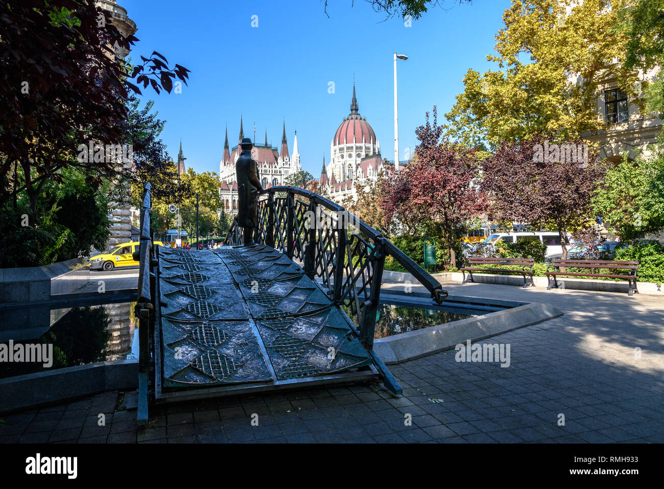 Il poiché rimosso Imre Nagy Memorial dal parlamento ungherese edificio durante il giorno Foto Stock