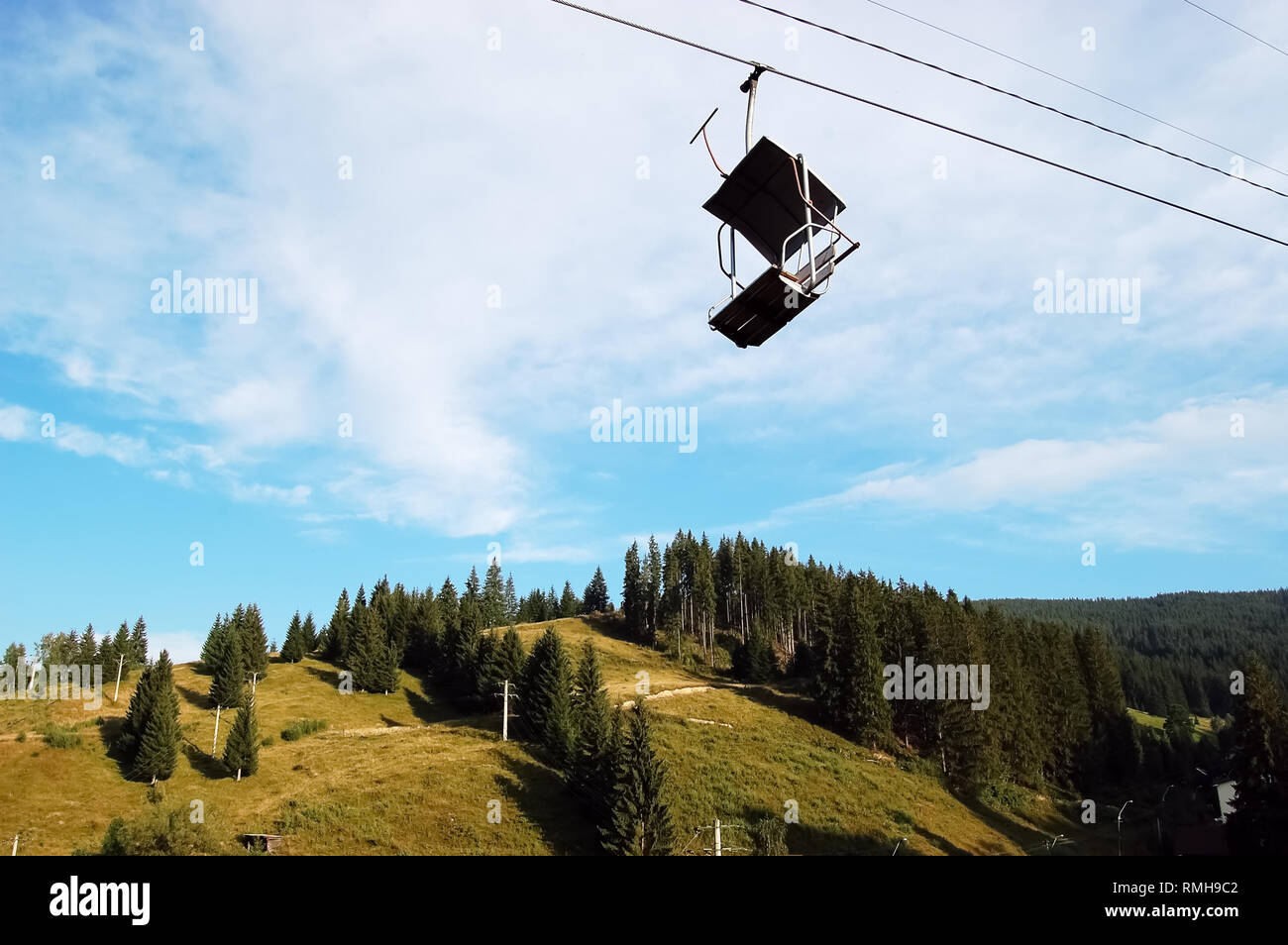 Sedia di sollevamento e pittoresca vista delle montagne dei Carpazi in Vatra Dornei, Romania. Foto Stock