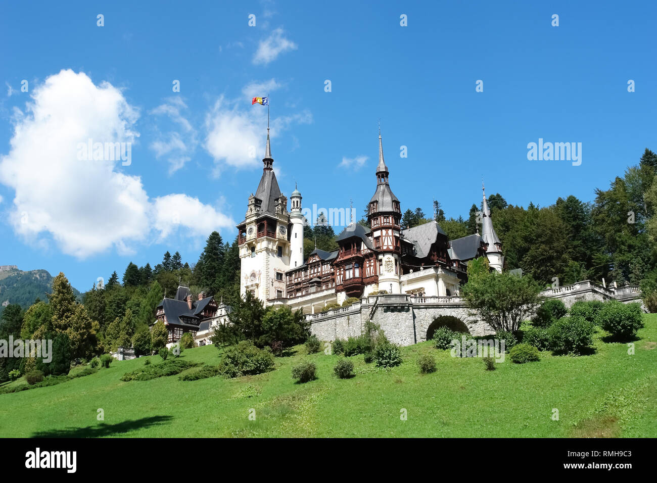 La vista panoramica di Peles Royal Palace di Sinaia in estate, Romania. Foto Stock