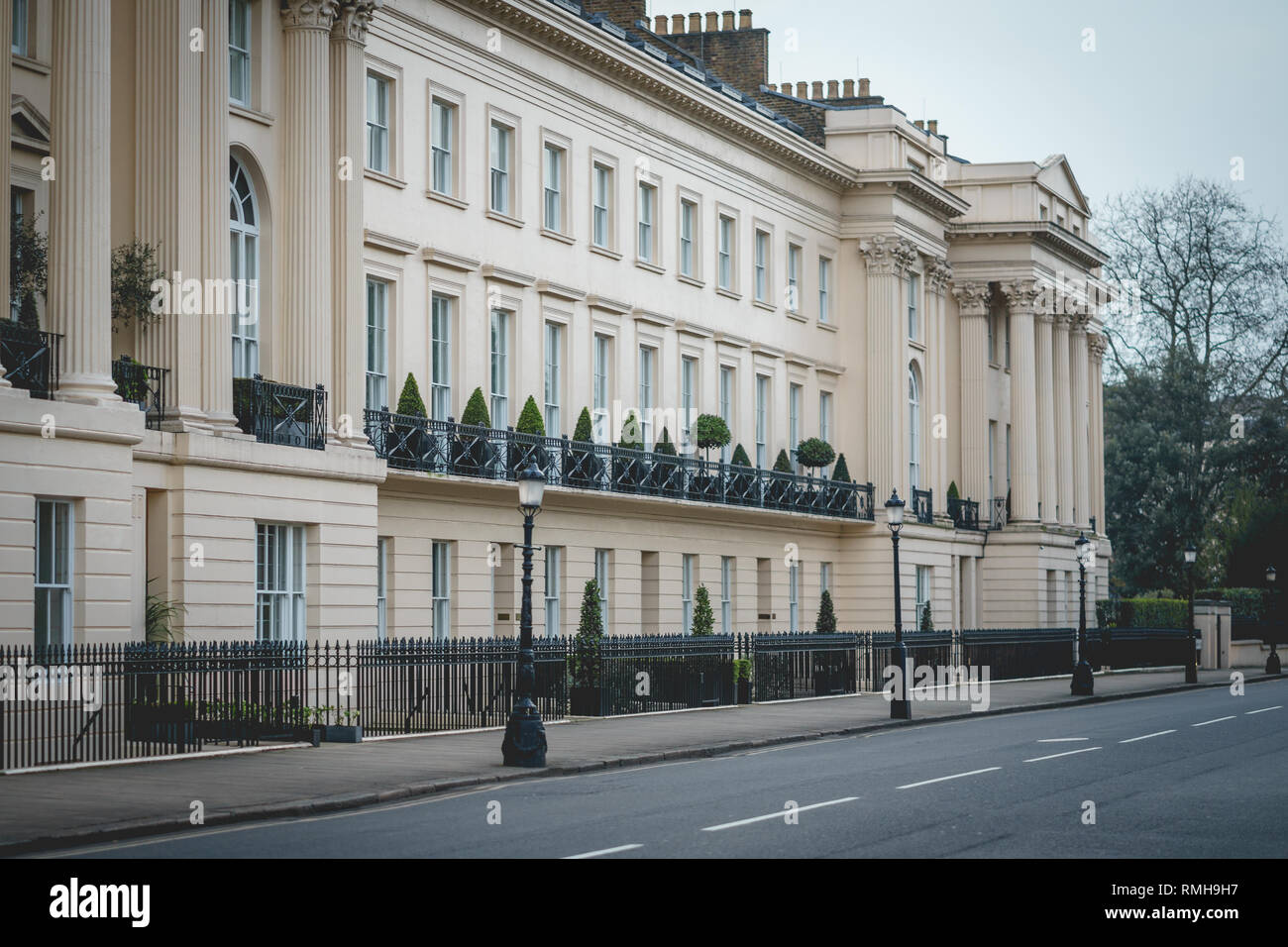 London, Regno Unito - Aprile, 2018. Architettura Regency case a schiera in Marylebone, Londra centrale. Foto Stock