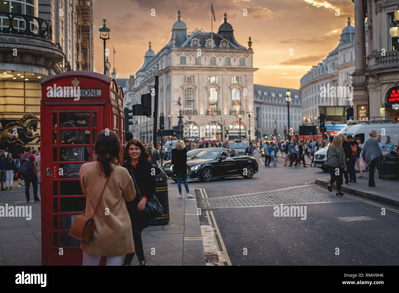 London, Regno Unito - Febbraio, 2019. Vista di Piccadilly Circus affollate di turisti. Si tratta di uno dei più visitati monumenti di Londra con i suoi cartelloni pubblicitari. Foto Stock