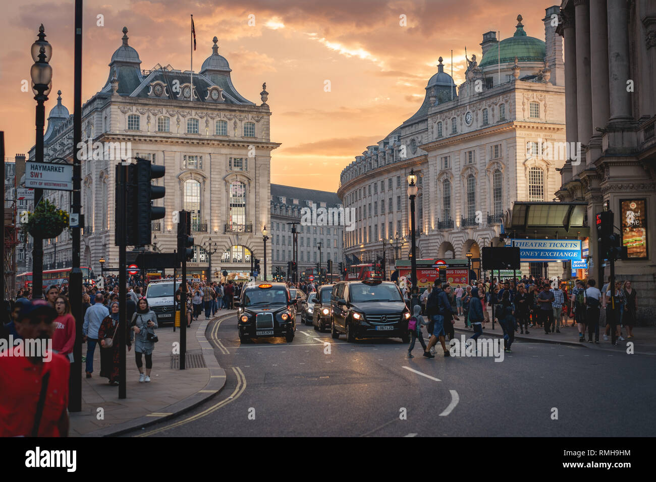 London, Regno Unito - Febbraio, 2019. Vista di Piccadilly Circus affollate di turisti. Si tratta di uno dei più visitati monumenti di Londra con i suoi cartelloni pubblicitari. Foto Stock