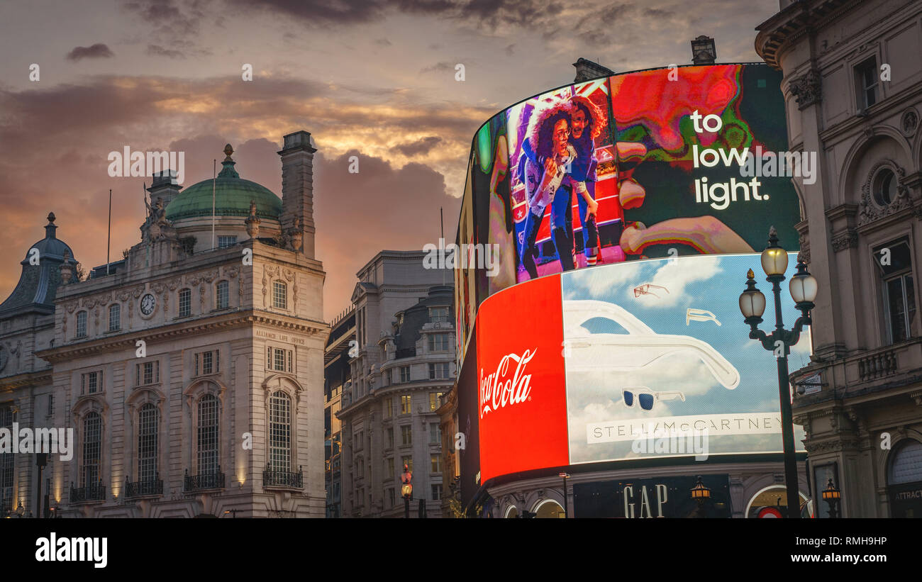 London, Regno Unito - Febbraio, 2019. Vista di Piccadilly Circus affollate di turisti. Si tratta di uno dei più visitati monumenti di Londra con i suoi cartelloni pubblicitari. Foto Stock