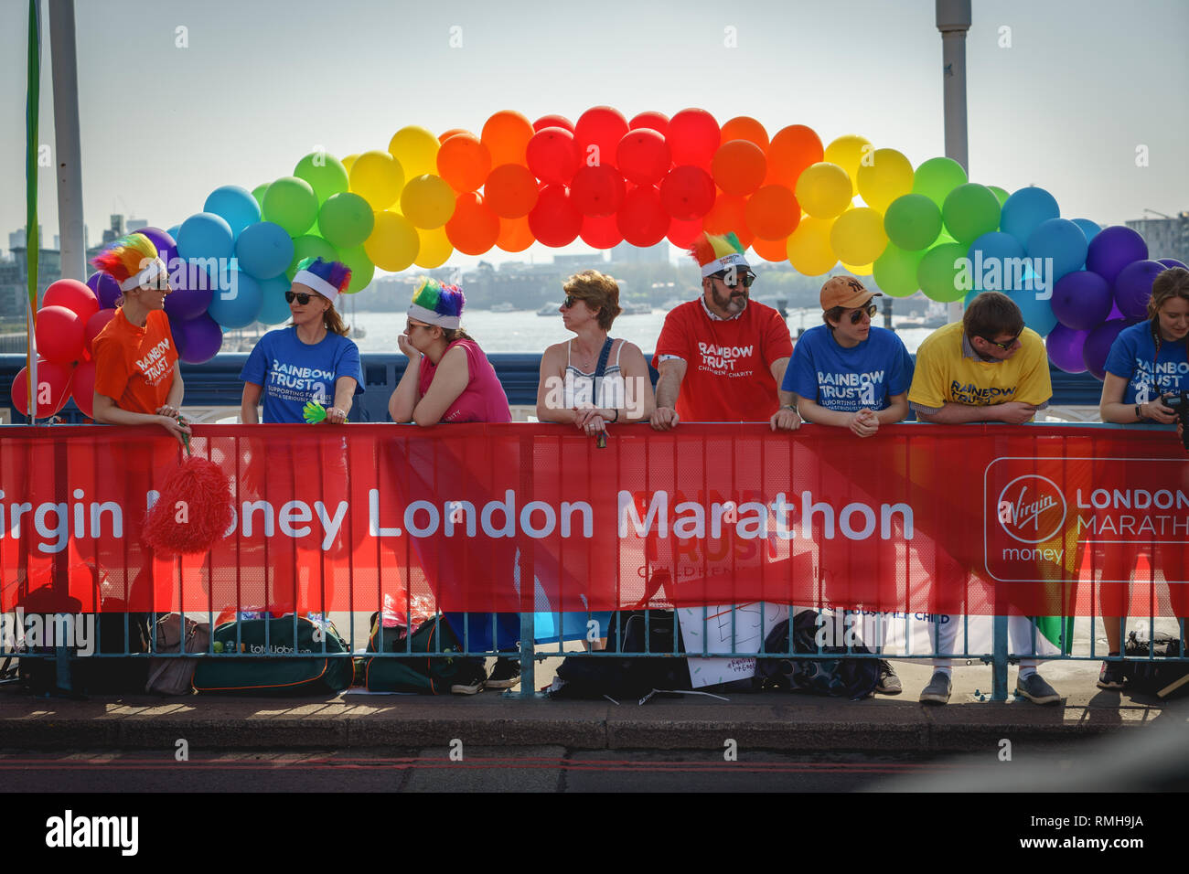 London, Regno Unito - Aprile,- 2018. Gli spettatori sui marciapiedi del Tower Bridge in attesa per le guide del 2018 Maratona di Londra. Foto Stock