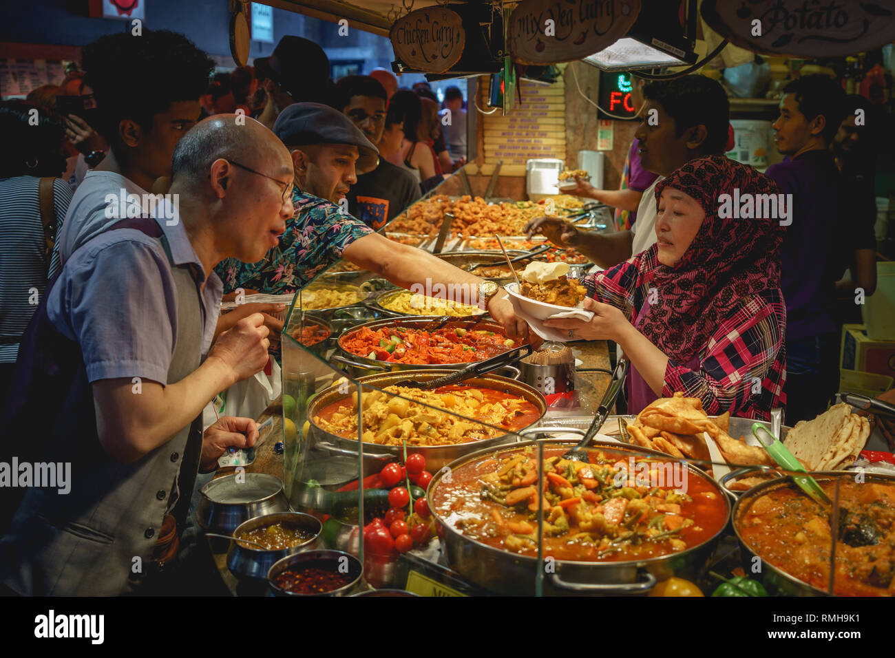 London, Regno Unito - Febbraio, 2019. Asian street food in stallo il mercato di Camden. Foto Stock