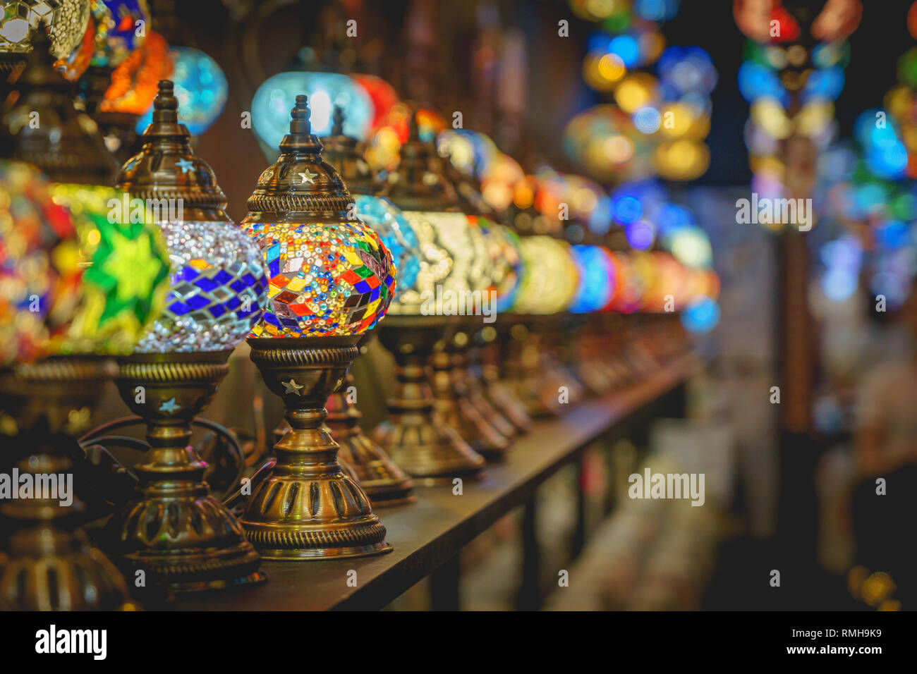 London, Regno Unito - Febbraio, 2019. Turco Tradizionale mosaico di vetro lampade in vendita nel mercato di Camden. Foto Stock