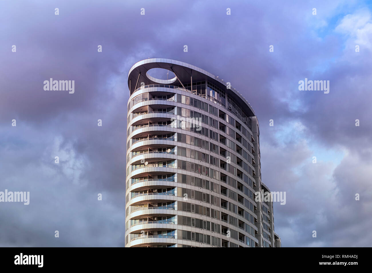 La costruzione di un centro business.cielo nuvoloso .edificio alto su uno sfondo con cielo nuvoloso. Nuvole grigio. Foto Stock