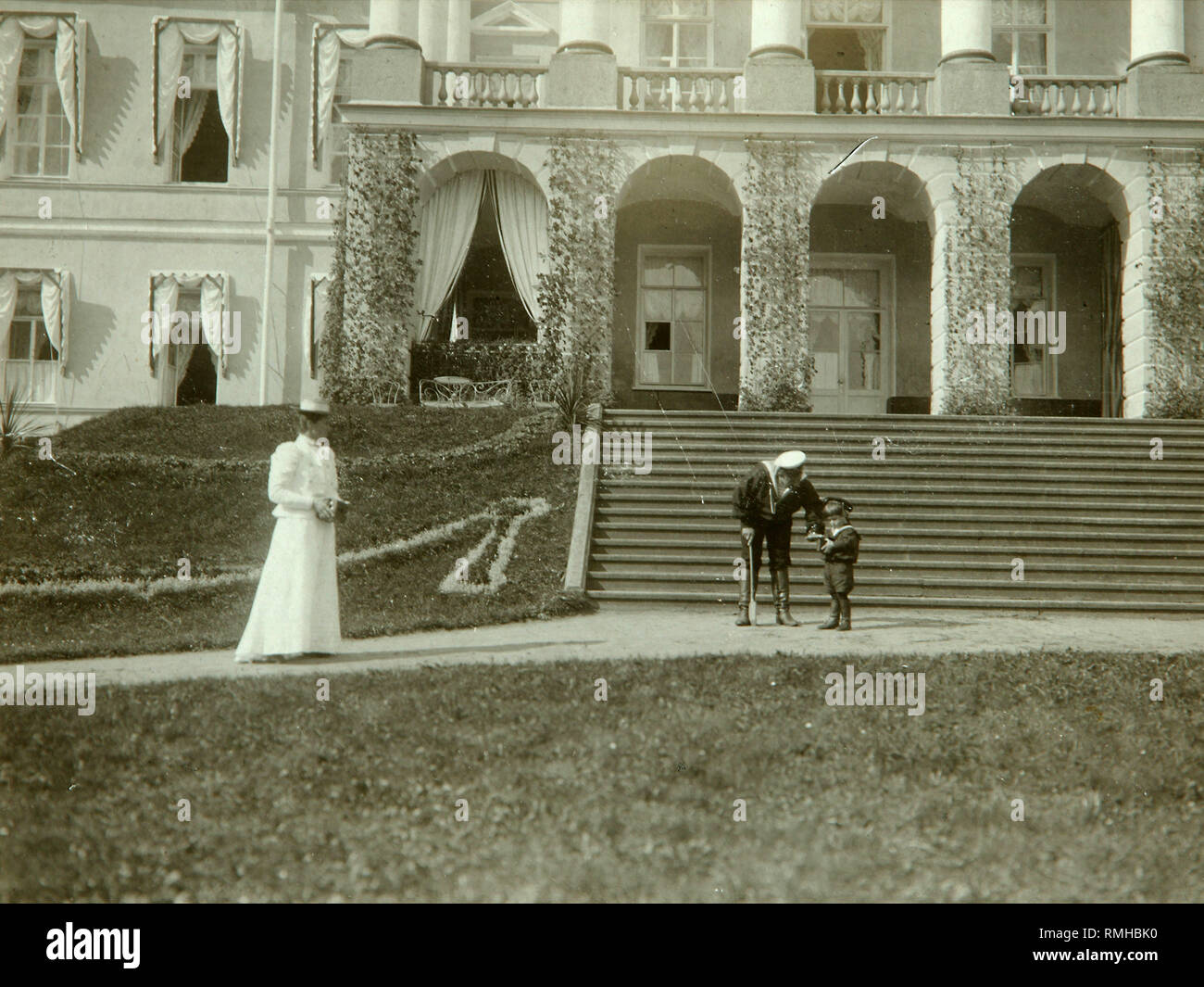 Imperatrice Alexandra Fyodorovna con Tsarevich Alexei della Russia in estate Residene Ropsha. Fotografia Foto Stock