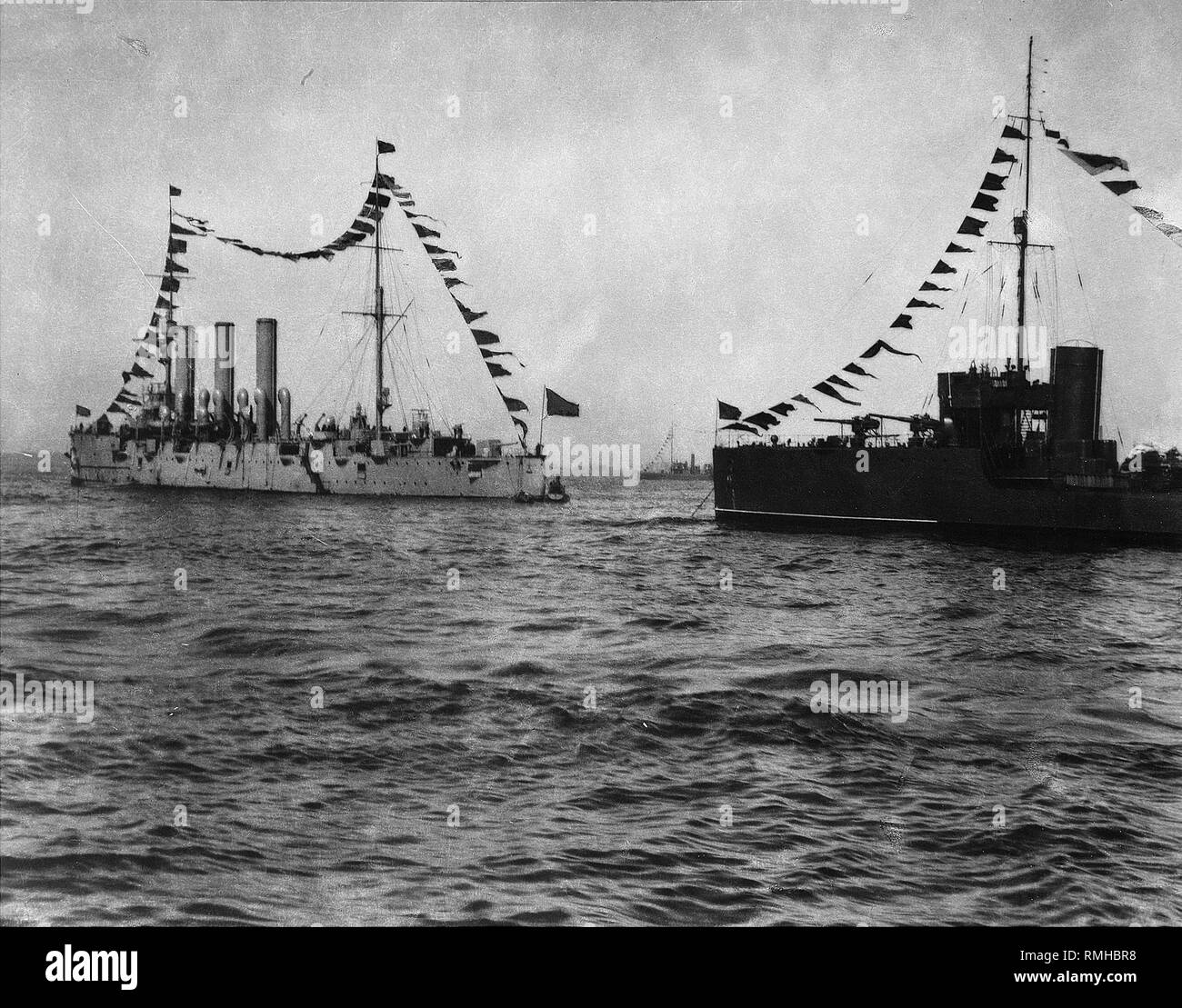 Incrociatore corazzata Aurora (sinistra) sul fiume Neva. Novembre 1917. Fotografia Foto Stock
