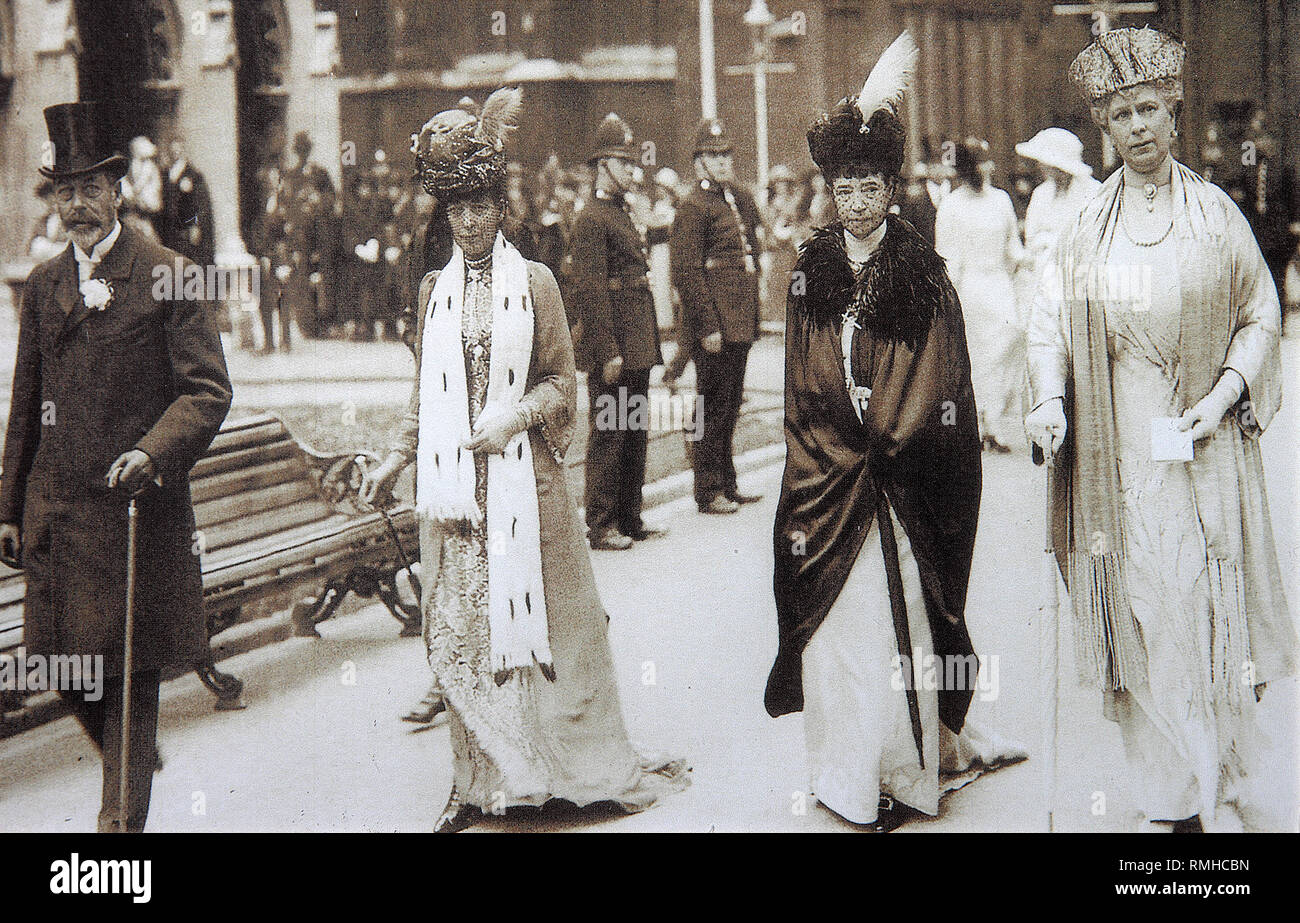 Imperatrice Maria Fyodorovna con Re Giorgio V del Regno Unito e i membri della famiglia. Argento Fotografia di gelatina Foto Stock