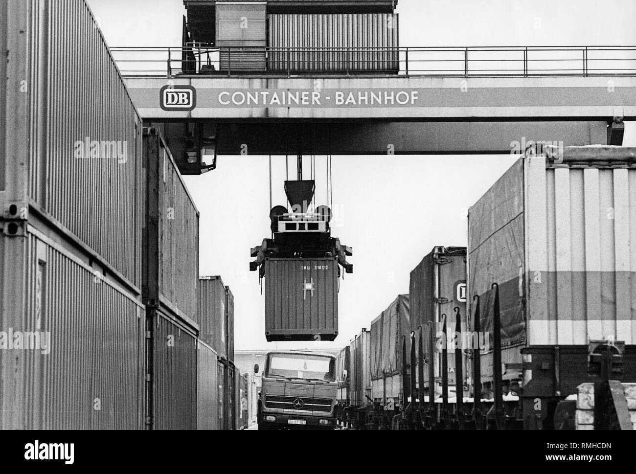 In scena al contenitore terminale della Deutsche Bundesbahn in Duisburg (non datato shot). Foto Stock