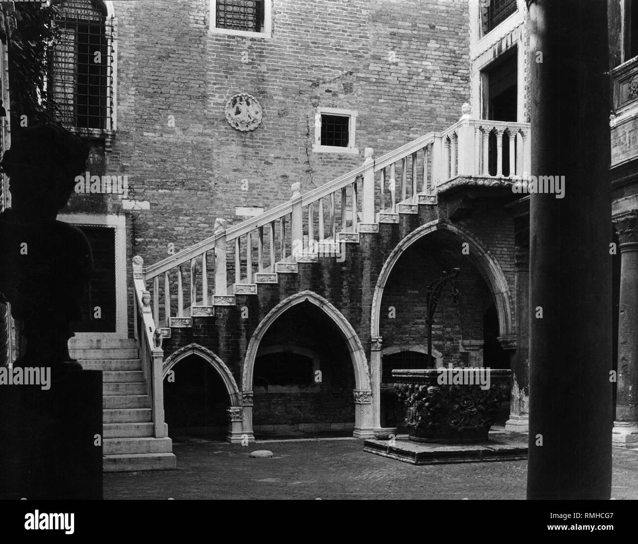 Scala veneziano del XV secolo in un cortile. Foto Stock