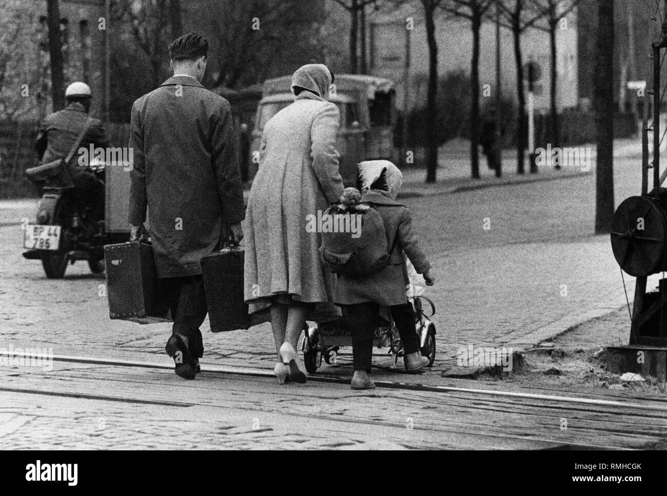 I rifugiati provenienti dalla Repubblica democratica tedesca dopo la collettivizzazione. Una famiglia contadina sulla strada per il Marienfelde centro di accoglienza. Foto Stock